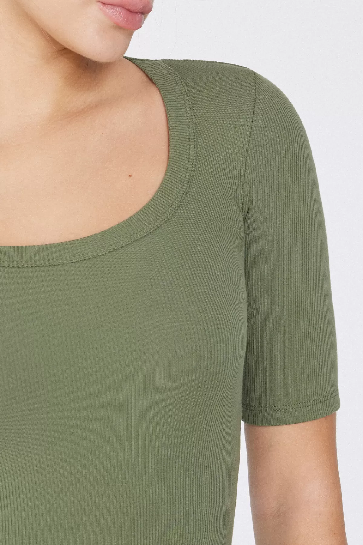 Tezenis Donna: Maglietta Scollo a Barchetta in Cotone Rigato, Comoda con Dettagli a Righe Verticali